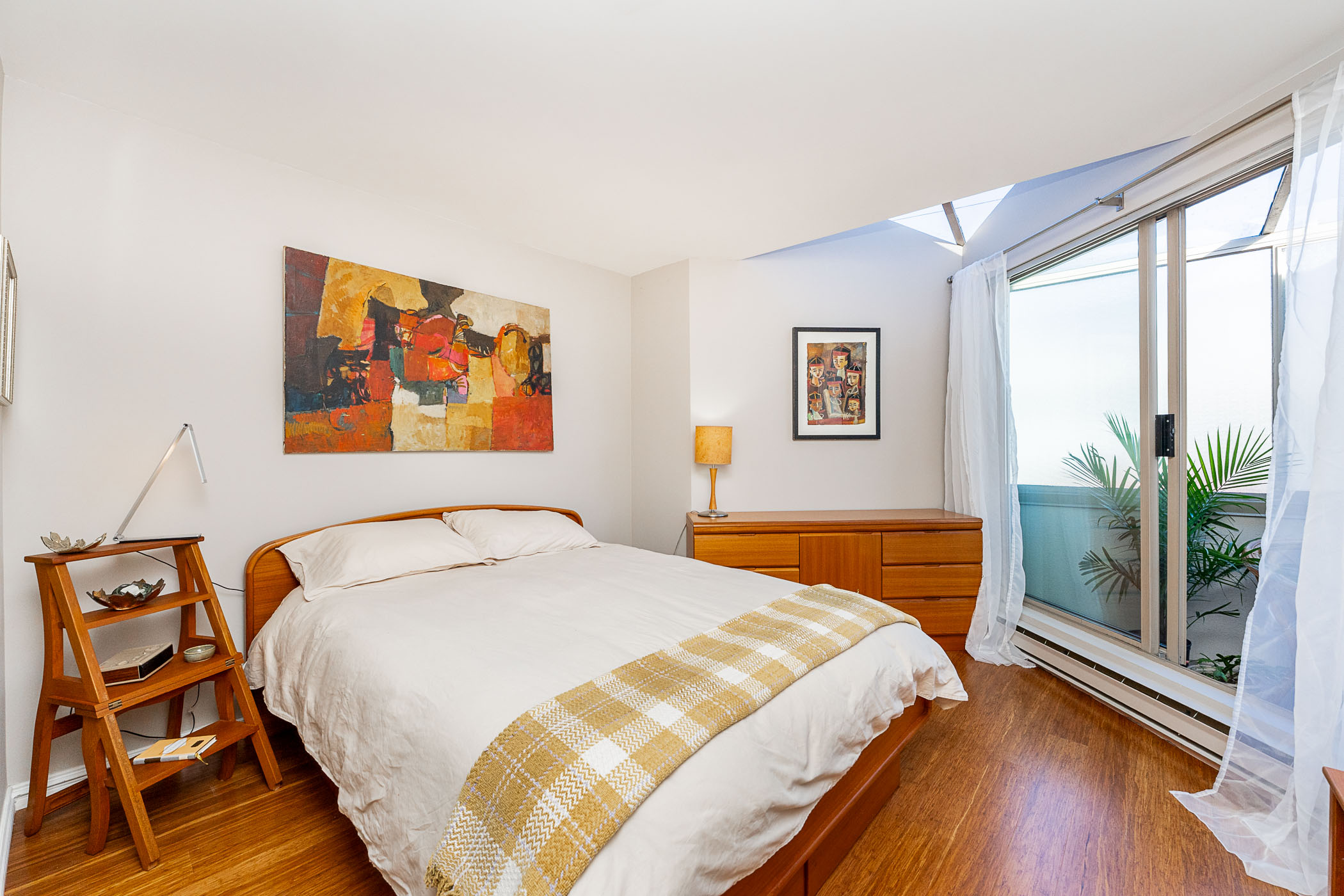 #201 - 2433 Bellevue Avenue